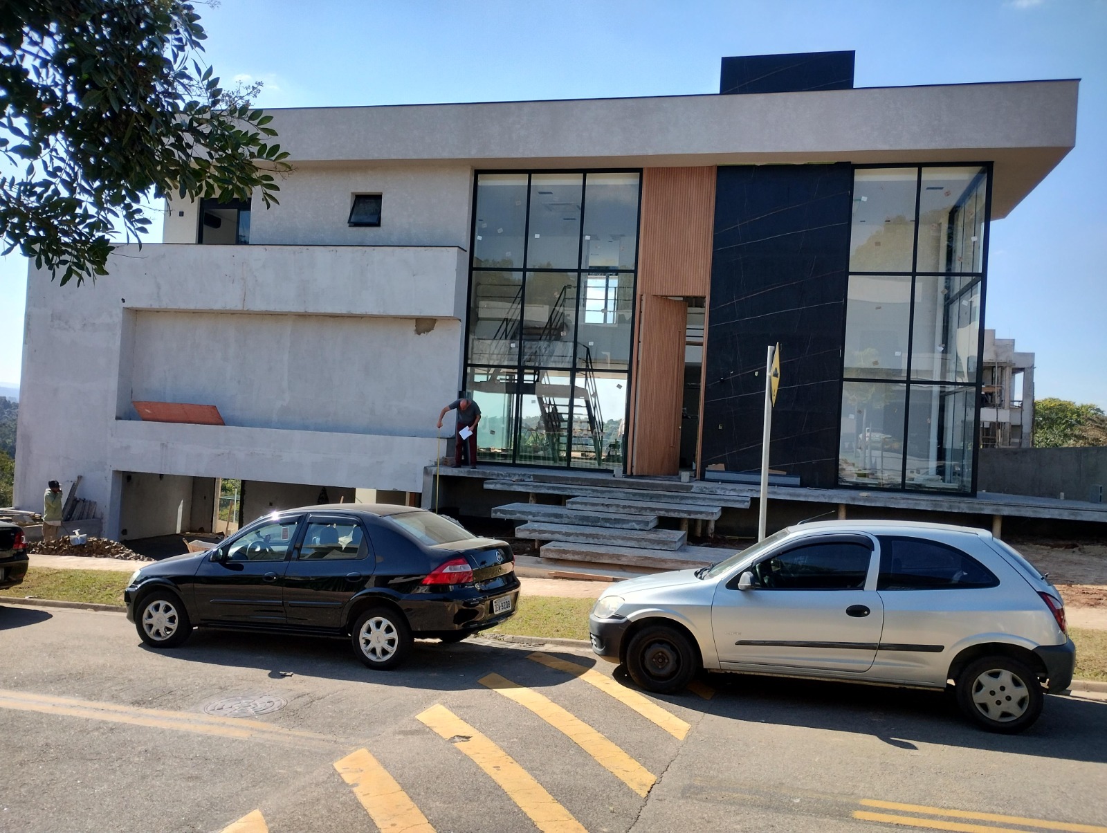 Fachada residencial durante a obra