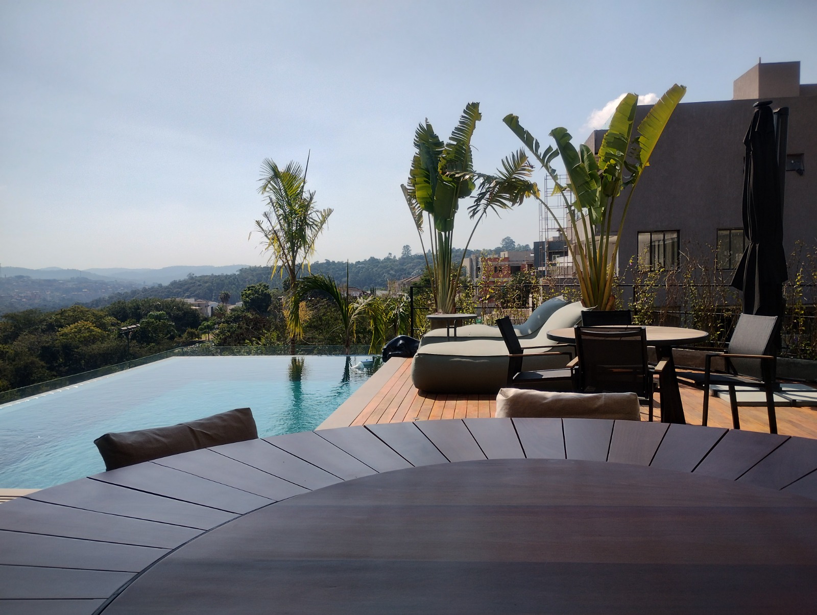 Piscina com deck e vista para a paisagem