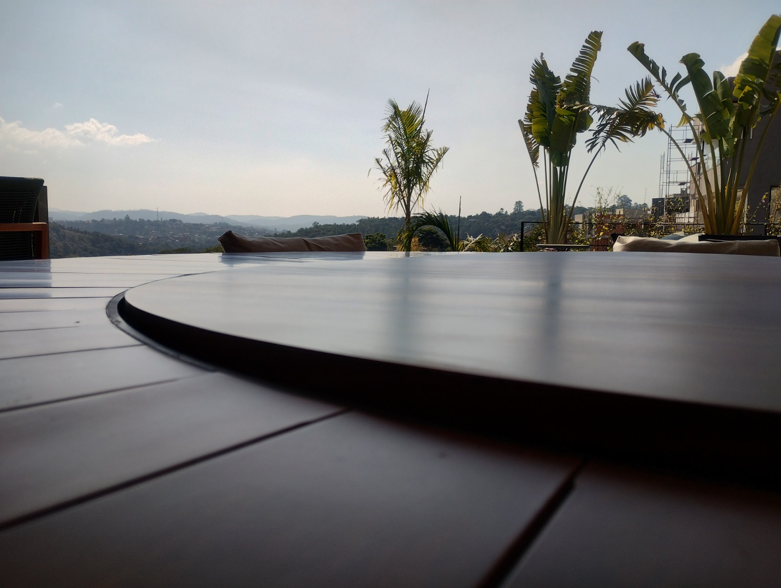 Piscina e área de convivência