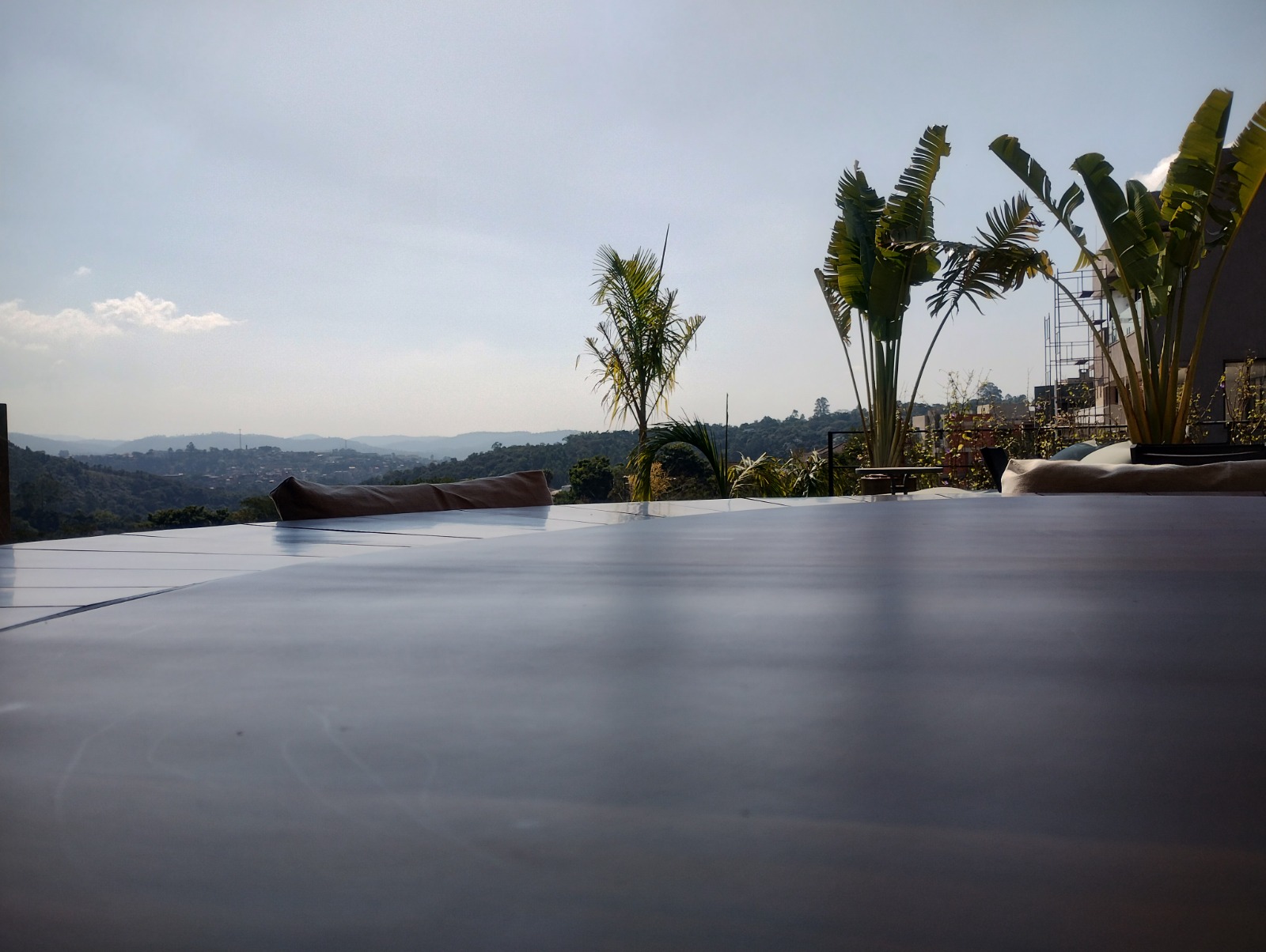 Piscina com vista para as montanhas