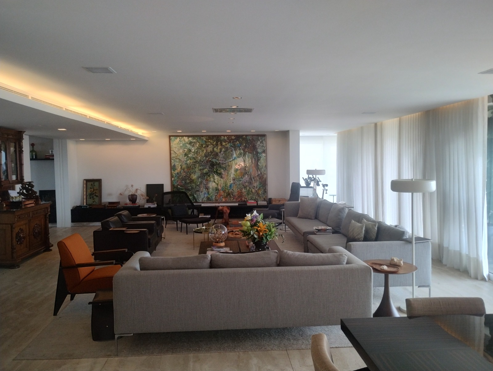 Sala de estar com obra de arte
