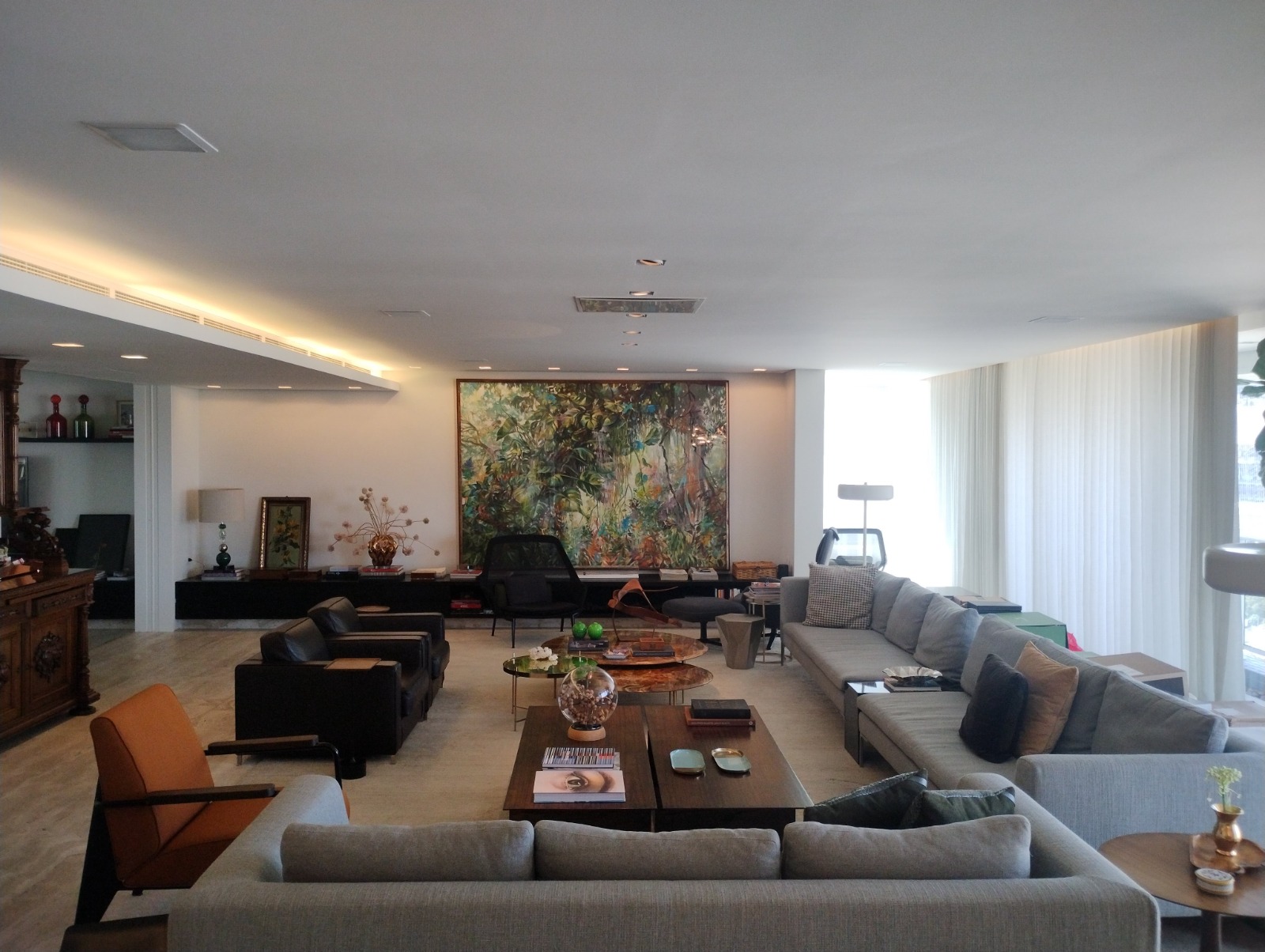 Sala de estar com obra de arte e mobiliário contemporâneo