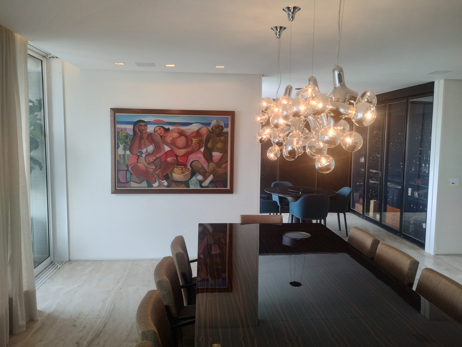 Sala de jantar com lustre